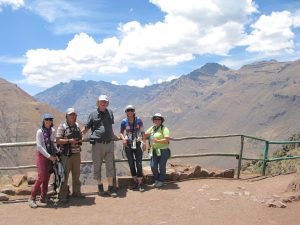 voyageurs et la guide Ninoska, cañyon du Colca, Pérou