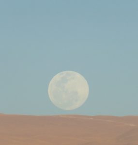 Pleine lune sur le désert