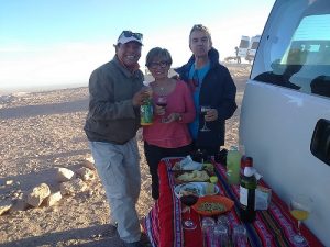 apéro dans le désert d'Atacama avec le guide Victor Hugo
