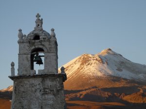 Guallatire, église et volcan